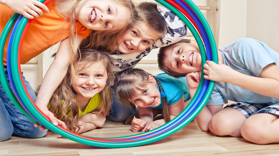 5 Kinder schauen durch mehrere Hulahup Reifen 5 Kinder schauen durch mehrere Hulahup Reifen